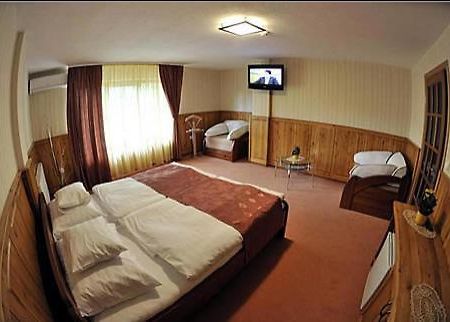 סולנוק Trojka Hotel Es Panzio חדר תמונה